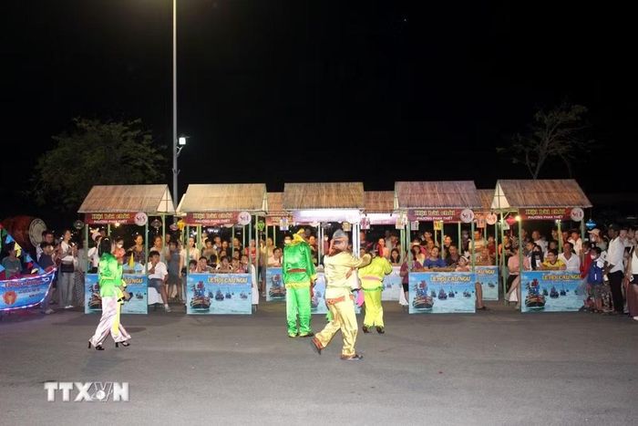 Phần hội của Lễ hội Cầu ngư Phan Thiết (Lâm Đồng) với không gian chơi bài chòi thu hút người dân và du khách tham gia. (Ảnh: Hồng Hiếu/TTXVN)