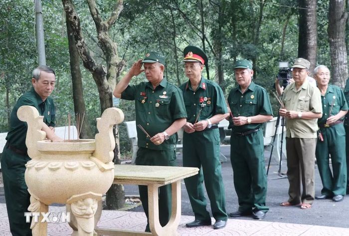 Cựu chiến binh thành phố Đồng Nai dâng hương, tưởng niệm tại Nhà bia tưởng niệm 146 liệt sỹ Đoàn Đặc công 113 tại phường Hố Nai, thành phố Đồng Nai. (Ảnh: Lê Xuân/TTXVN)