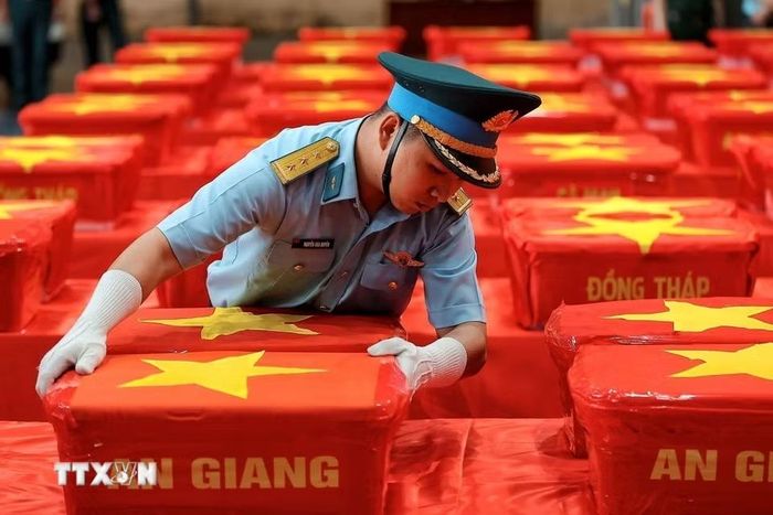 Cán bộ Quân chủng Phòng không Không quân sắp xếp các thùng chứa mẫu sinh phẩm hài cốt liệt sỹ tại khu vực tập kết, chuẩn bị bàn giao cho Viện Pháp y Quân đội phục vụ giám định ADN. (Ảnh: Phạm Tuấn Anh/TTXVN)