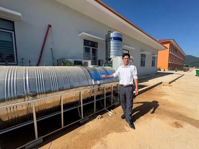 Vì vậy, thầy Sơn đã cho lắp thêm bồn chứa nước thải sau lọc để tái sử dụng. (Ảnh: Vietnam+)