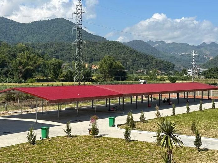 Theo thầy Sơn, việc tiết kiệm chi phí vận hành là rất quan trọng, đặc biệt là khi trường còn có thể phát sinh các chi phí khác, ví dụ như việc xây dựng thêm khu rửa bát cho học sinh vì khu này không có trong thiết ban đầu, hoặc phải mở rộng thêm khu vực để xe (phần mái tôn màu đậm hơn) bên cạnh phần nhà để xe được chủ đầu tư xây dựng vì chưa đáp ứng đủ nhu cầu của học sinh. (Ảnh: Vietnam+)