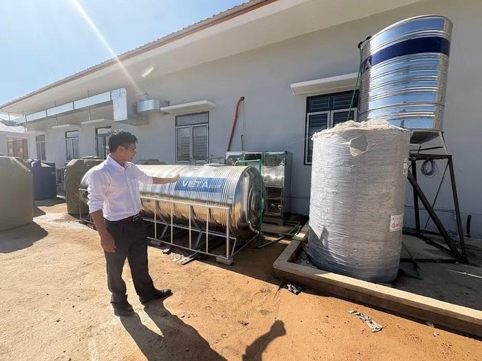 Trong quá trình vận hành, thầy Sơn nhận thấy hệ thống lọc nước cho học sinh uống trực tiếp, đồng thời cũng sẽ thải ra một lượng nước lớn rất lãng phí trong khi đây vẫn là nước sạch mà nhà trường phải chi trả tiền mua. (Ảnh: PV/Vietnam+)