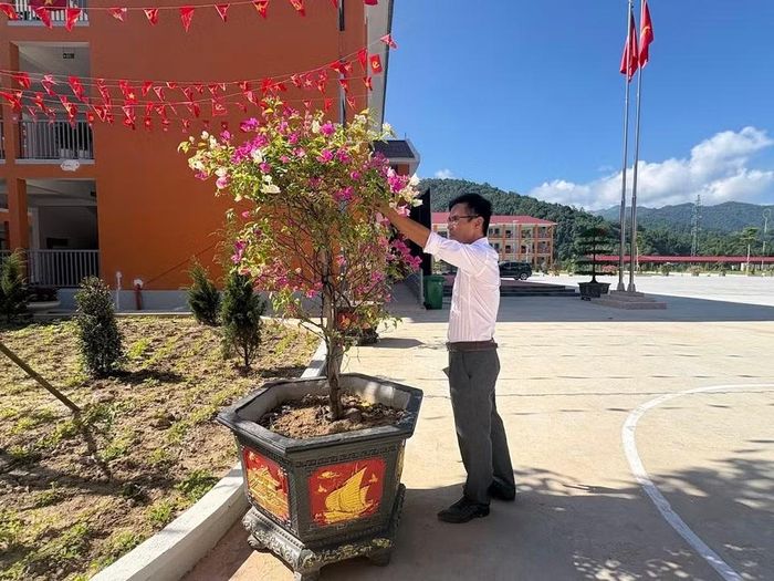 Thầy Hiệu trưởng Nguyễn Trọng Sơn chăm chút cho cây hoa giấy mới trồng. Thay vì mua cả chậu cây trồng sẵn, để tiết kiệm chi phí, trường mua riêng cây của nhà vườn, đặt đúc chậu, thầy cô tự trồng. 60 chậu cây hoa giấy được đặt khắp khuôn viên trường. "Giá giảm 50 đến 70% so với mua cây trồng sẵn," thầy Sơn nói.