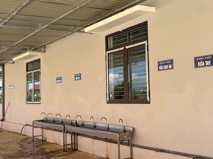Lượng nước này sẽ được sử dụng để học sinh rửa bát, rửa tay chân sau khi ăn. (Ảnh: Vietnam+)