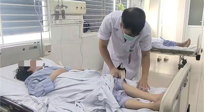 Bác sỹ theo dõi sức khỏe cho một bệnh nhân mắc sốt xuất huyết tại Bệnh viện Bệnh Nhiệt đới Trung ương. (Ảnh: PV/Vietnam+)
