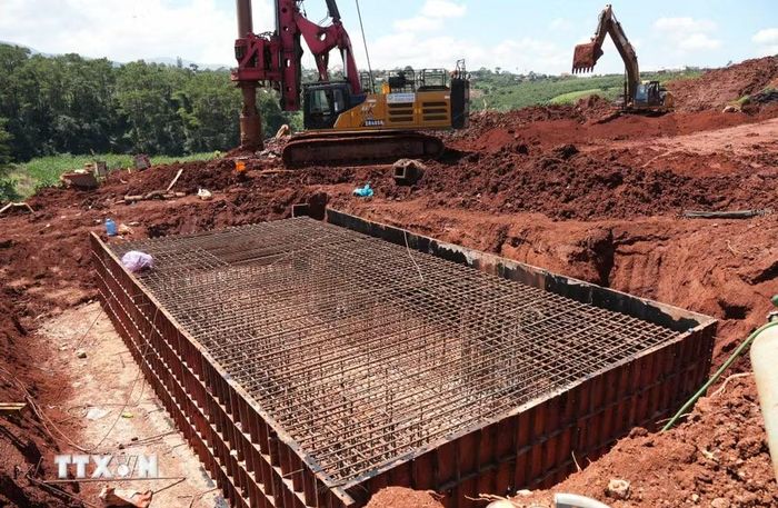 Phần khung cốt thép đầu tiên của một mố cầu cạn trên cao tốc Bảo Lộc-Liên Khương đang được hoàn thiện. (Ảnh: Nguyễn Dũng/TTXVN)