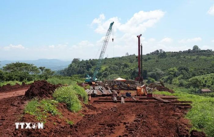 Vị trí Km162 thuộc dự án cao tốc Bảo Lộc-Liên Khương (đoạn qua thôn Tân Phú 2, xã Bảo Thuận, Lâm Đồng) đang được nhà thầu huy động nhân lực, máy móc thi công hạng mục cầu cạn. (Ảnh: Nguyễn Dũng/TTXVN)