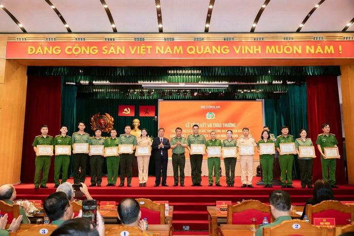 Ban Tổ chức trao Bằng khen cho các thí sinh đoạt giải của hai cuộc thi. (Ảnh: PV/Vietnam+)