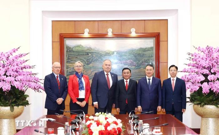 Thường trực Ban Bí thư Trần Cẩm Tú cùng các đồng chí tham dự buổi tiếp. (Ảnh: Phương Hoa/TTXVN)