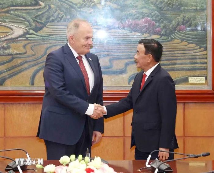 Thường trực Ban Bí thư Trần Cẩm Tú và Chủ tịch Đảng Công nhân Hungary Thürmer Gyula. (Ảnh: Phương Hoa/TTXVN)