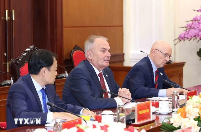 Đồng chí Thürmer Gyula, Chủ tịch Đảng Công nhân Hungary phát biểu tại cuộc gặp Thường trực Ban Bí thư Trần Cẩm Tú. (Ảnh: Phương Hoa/TTXVN)
