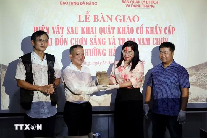 Đại diện các bên thực hiện bàn giao hiện vật khai quật khảo cổ ở Đồn Chơn Sảng và Trạm Nam Chơn cho Bảo tàng Đà Nẵng. (Ảnh: Trần Lê Lâm/TTXVN)
