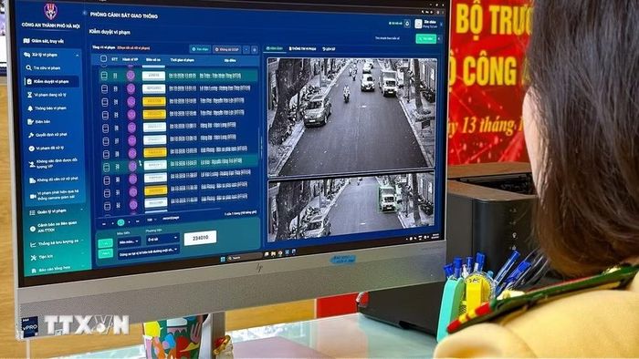 Cán bộ Cảnh sát Giao thông khai thác hệ thống giám sát để kiểm duyệt hình ảnh vi phạm, phục vụ phát hiện và xử lý các hành vi vi phạm trật tự, an toàn giao thông. (Ảnh: Trung Nguyên/TTXVN)