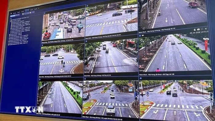 Hệ thống camera giúp lực lượng Cảnh sát Giao thông theo dõi diễn biến, mật độ phương tiện trên các tuyến đường theo thời gian thực, kịp thời phát hiện nguy cơ ùn tắc và các tình huống phát sinh. (Ảnh: Trung Nguyên/TTXVN)