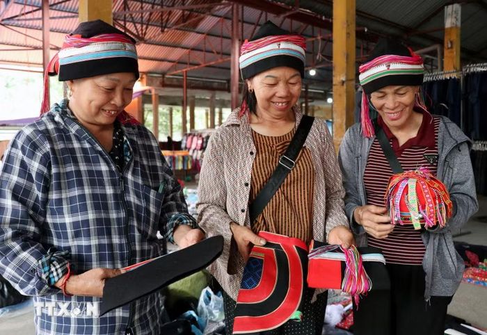 Nụ cười rạng rỡ, trang phục truyền thống rực sắc giữa phiên chợ vùng cao tỉnh Tuyên Quang. (Ảnh minh họa: Đức Thọ/TTXVN)