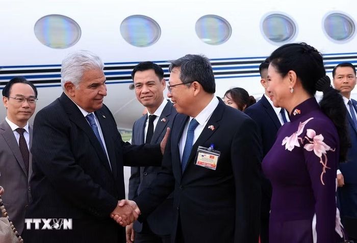 Lễ đón đoàn Tổng thống nước Cộng hòa Panama José Raúl Mulino và Phu nhân tại Sân bay quốc tế Nội Bài. (Ảnh: Tuấn Anh/TTXVN)