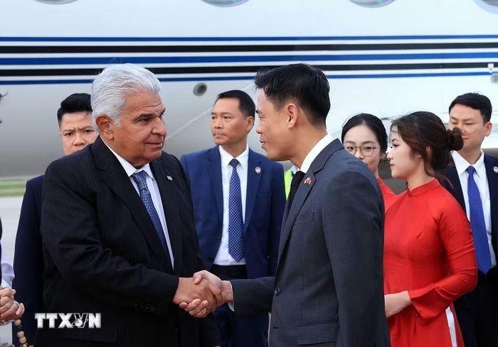 Lễ đón đoàn Tổng thống nước Cộng hòa Panama José Raúl Mulino và Phu nhân tại Sân bay quốc tế Nội Bài. (Ảnh: Tuấn Anh/TTXVN)