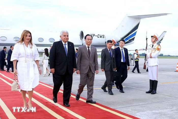 Tổng thống nước Cộng hòa Panama José Raúl Mulino và Phu nhân tới Sân bay quốc tế Nội Bài bắt đầu thăm chính thức Việt Nam. (Ảnh: Tuấn Anh/TTXVN)