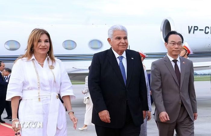 Tổng thống nước Cộng hòa Panama José Raúl Mulino và Phu nhân bắt đầu thăm chính thức Việt Nam. (Ảnh: Tuấn Anh/TTXVN)