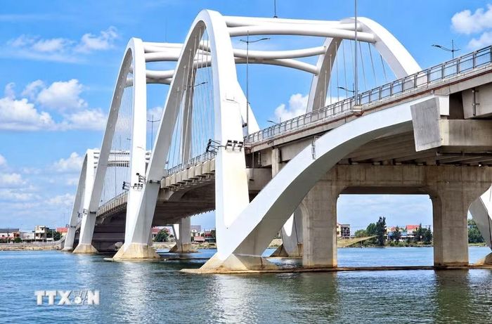 Cầu Nhật Lệ 3 có kết cấu nhịp dạng vòm hộp thép và bê tông cốt thép liên tục gồm 5 nhịp. Vòm thép giữa cao khoảng 50m tính từ mặt nước và 37m tính từ mặt cầu, được xác định là cầu vòm thép cao nhất tỉnh Quảng Trị. (Ảnh: Nguyên Linh/TTXVN)