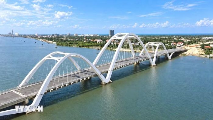 Dự án cầu Nhật Lệ 3 và đường hai đầu cầu có tổng mức đầu tư 1.300 tỷ đồng, sau 3 năm thi công đã hoàn thành khoảng 97% khối lượng hợp đồng xây dựng, dự kiến đưa công trình vào sử dụng cuối tháng 10/2026. (Ảnh: Nguyên Linh/TTXVN)