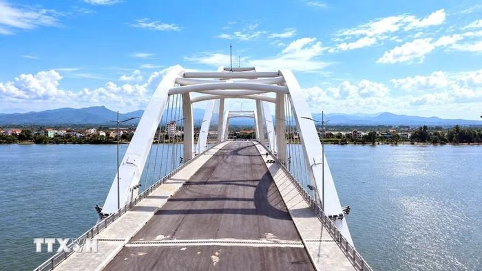 Mặt cắt cầu Nhật Lệ 3 rộng 23,5m, gồm bốn làn xe rộng 14m, dải phân cách giữa 0,5m, dải an toàn 2m và phần lề cầu, lan can rộng 7m. Tốc độ thiết kế 60 km/h. (Ảnh: Nguyên Linh/TTXVN)