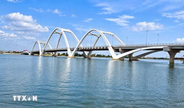 Dự án cầu Nhật Lệ 3 và đường hai đầu cầu có tổng mức đầu tư 1.300 tỷ đồng, sau 3 năm thi công đã hoàn thành khoảng 97% khối lượng hợp đồng xây dựng, dự kiến đưa công trình vào sử dụng cuối tháng 10/2026. (Ảnh: Nguyên Linh/TTXVN)