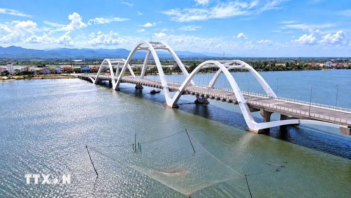 Cầu Nhật Lệ 3 có kết cấu nhịp dạng vòm hộp thép và bê tông cốt thép liên tục gồm 5 nhịp. Vòm thép giữa cao khoảng 50m tính từ mặt nước và 37m tính từ mặt cầu, được xác định là cầu vòm thép cao nhất tỉnh Quảng Trị. (Ảnh: Nguyên Linh/TTXVN)