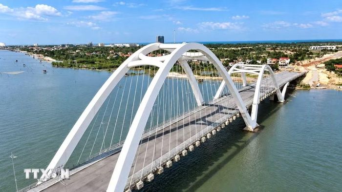 Cầu Nhật Lệ 3 có kết cấu nhịp dạng vòm hộp thép và bêtông cốt thép liên tục gồm 5 nhịp. (Ảnh: Nguyên Linh/TTXVN)