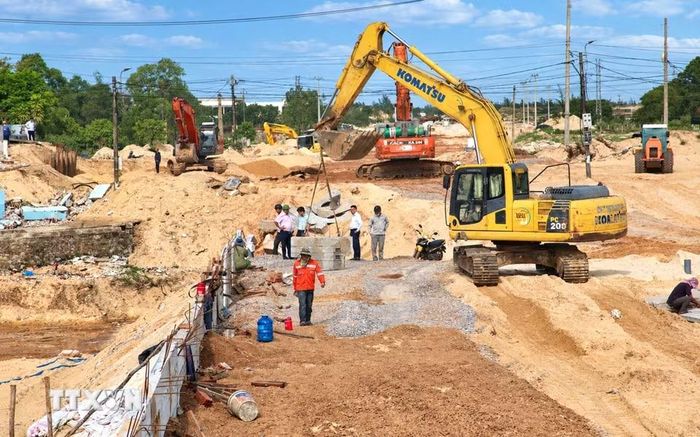 Các nhà thầu đang tập trung đẩy nhanh tiến độ, phấn đấu hoàn thiện 1km đường đầu cầu phía Đông, đưa cầu Nhật Lệ 3 vào sử dụng cuối tháng 10/2026. (Ảnh: Nguyên Linh/TTXVN)