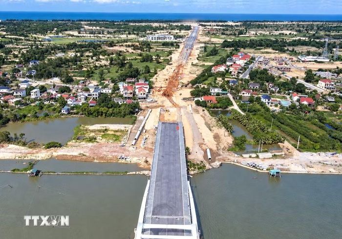 Khoảng 300m đường dẫn phía đông cầu, đoạn từ nút giao Nguyễn Thị Định đến đường ven biển đang được nhà thầu tập trung thi công, hoàn thiện. (Ảnh: Nguyên Linh/TTXVN)