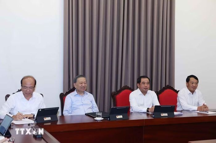 Tổng Bí thư, Chủ tịch nước Tô Lâm và các đại biểu thảo luận tại tổ. (Ảnh: Thống Nhất/TTXVN)