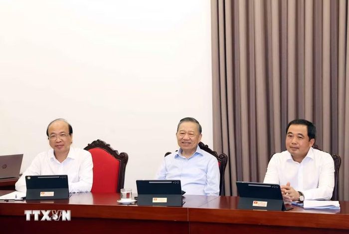 Tổng Bí thư, Chủ tịch nước Tô Lâm và các đại biểu thảo luận tại tổ. (Ảnh: Thống Nhất/TTXVN)