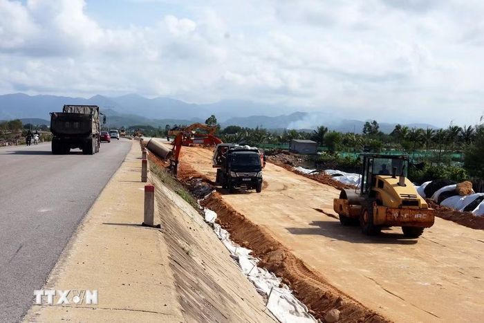 Tăng tốc dự án hoàn thiện đường ven biển 129, thành phần 1 (phía Nam thành phố Đà Nẵng) . (Ảnh: Đỗ Trưởng/TTXVN)