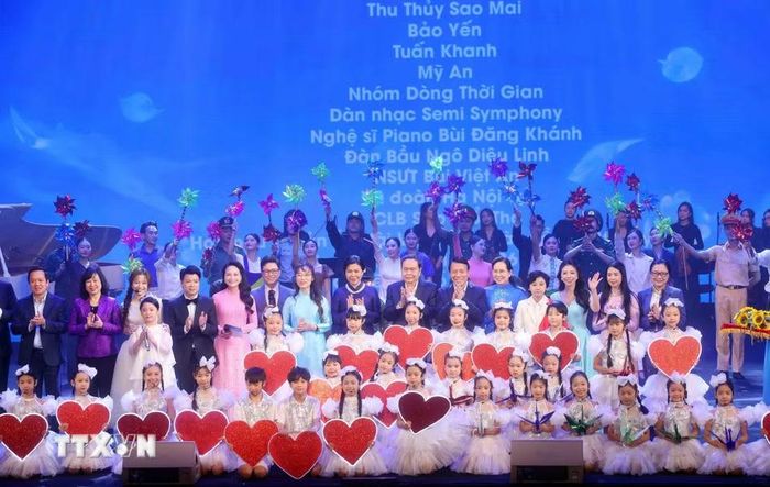 Chủ tịch Quốc hội Trần Thanh Mẫn cùng các đại biểu với nghệ sỹ biểu diễn tại chương trình. (Ảnh: Phạm Kiên/TTXVN)