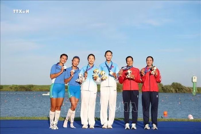 Rowing là môn giành nhiều huy chương nhất cho Việt Nam trong ngày 24/9. Hai VĐV Đinh Thị Hảo và Phạm Thị Huệ giành HCĐ nội dung thuyền đôi nữ một mái chèo. Ảnh: THX/TTXVN phát