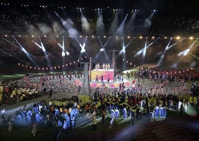 Các nghệ sĩ trình diễn tại Lễ bế mạc ASIAD 2026 trên sân vận động Nagoya City Mizuho Park Athletic, thành phố Nagoya, Nhật Bản, ngày 4/10/2026. Ảnh: Yonhap/TTXVN phát