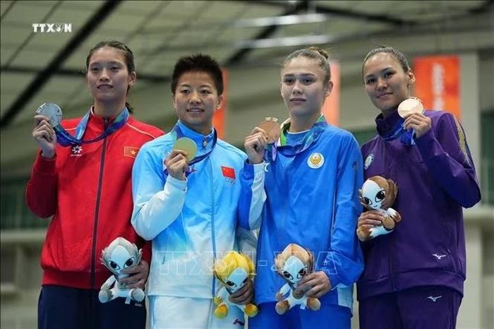 Võ sĩ Nguyễn Thị Tâm (trái) giành HCB Boxing hạng cân 51kg nữ tại ASIAD 2026. HCV nội dung này thuộc về VĐV Trung Quốc Wu Yu (thứ 2, trái) và HCĐ thuộc về VĐV Feruza Kazakova (thứ 2, phải) của Uzbekistan cùng Alua Balkibekova của Kazakhstan. Ảnh: THX/TTXVN phát