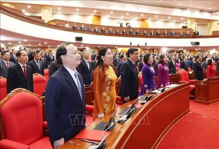 Các đại biểu thực hiện nghi lễ chào cờ. Ảnh: Thống Nhất/TTXVN