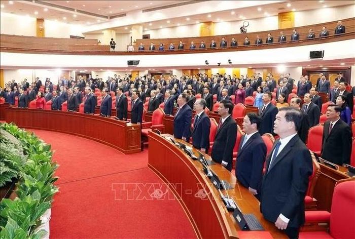 Các đại biểu thực hiện nghi lễ chào cờ. Ảnh: Thống Nhất/TTXVN