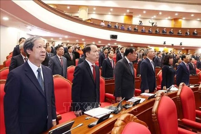 Các đại biểu thực hiện nghi lễ chào cờ. Ảnh: Thống Nhất/TTXVN