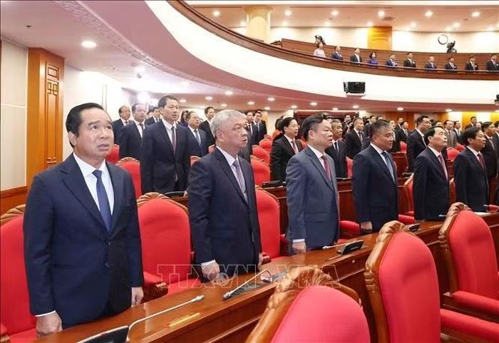 Các đại biểu thực hiện nghi lễ chào cờ. Ảnh: Thống Nhất/TTXVN