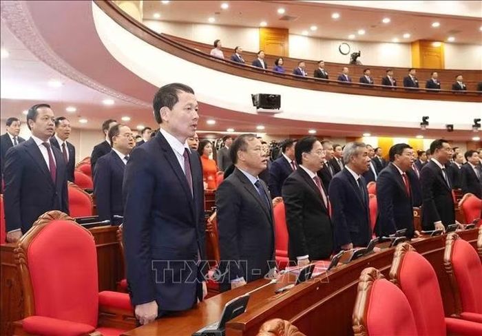 Các đại biểu thực hiện nghi lễ chào cờ. Ảnh: Thống Nhất/TTXVN