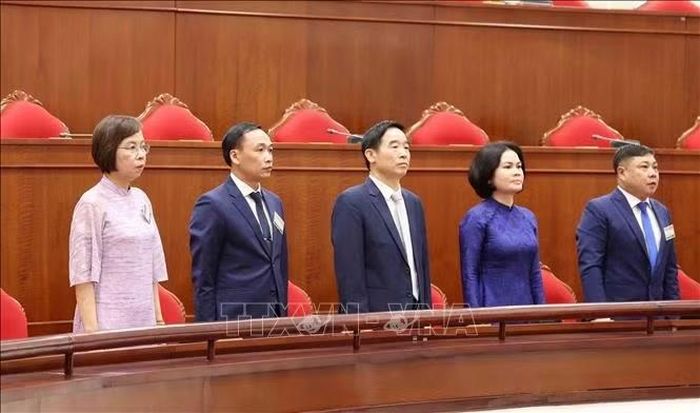 Các đại biểu thực hiện nghi lễ chào cờ. Ảnh: Phương Hoa/TTXVN