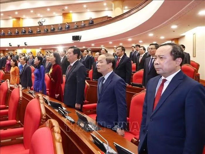 Các đại biểu thực hiện nghi lễ chào cờ. Ảnh: Thống Nhất/TTXVN