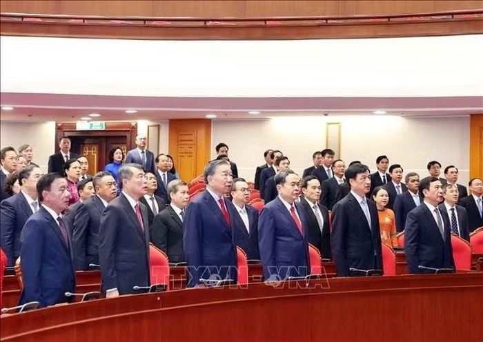 Tổng Bí thư, Chủ tịch nước Tô Lâm và các đại biểu thực hiện nghi lễ chào cờ. Ảnh: Thống Nhất/TTXVN