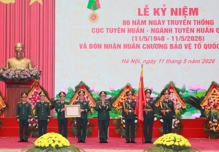Đại tướng Nguyễn Trọng Nghĩa, Ủy viên Bộ Chính trị, Bí thư Trung ương Đảng, Chủ nhiệm Tổng cục Chính trị QĐND Việt Nam trao Huân chương Bảo vệ Tổ quốc hạng Nhất cho Cục Tuyên huấn. nhân Kỷ niệm 80 năm Ngày truyền thống. Ảnh: Trọng Đức/TTXVN