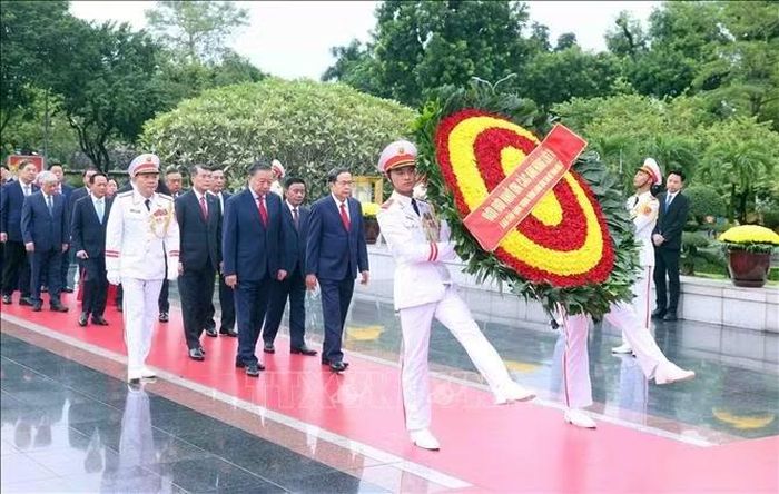 Tổng Bí thư, Chủ tịch nước Tô Lâm dẫn đầu đoàn đại biểu Ban Chấp hành Trung ương Đảng đến đặt vòng hoa tại Đài tưởng niệm các Anh hùng liệt sĩ trên đường Bắc Sơn, Hà Nội. Ảnh: Phạm Kiên/TTXVN