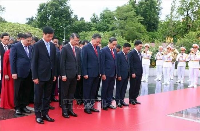 Đoàn đại biểu Ban Chấp hành Trung ương Đảng tưởng niệm các Anh hùng liệt sĩ. Ảnh: Phạm Kiên/TTXVN