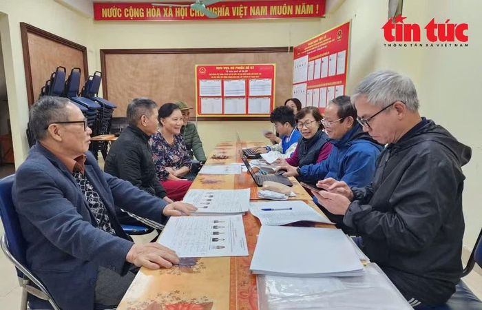 Cán bộ tổ dân phố phường Giảng Võ (Hà Nội) trong một buổi họp triển khai công việc trên địa bàn.